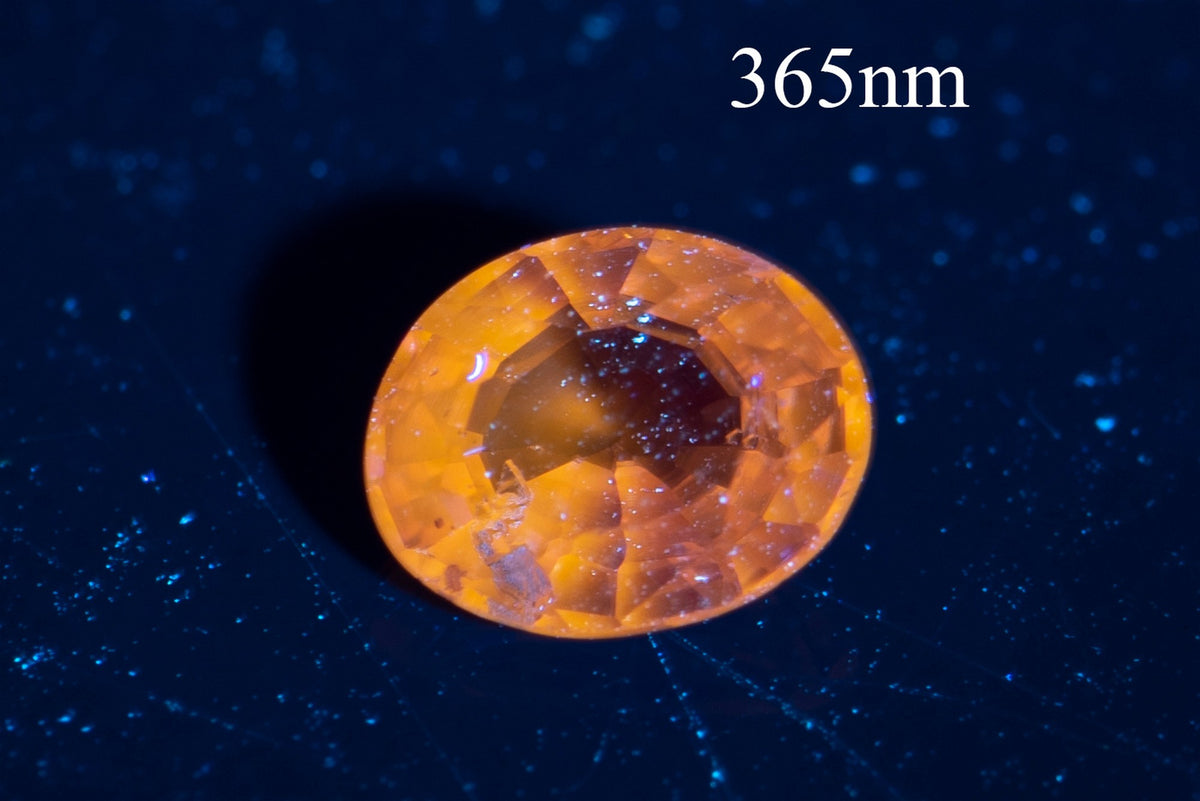 Естествен жълт сапфир 0.41ct, нетретиран, с оранжева флуоресценция, овална шлифовка
