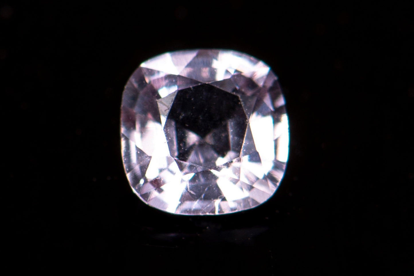 Розов шпинел 0.28ct 3.8mm cushion шлифовка силна флуоресценция