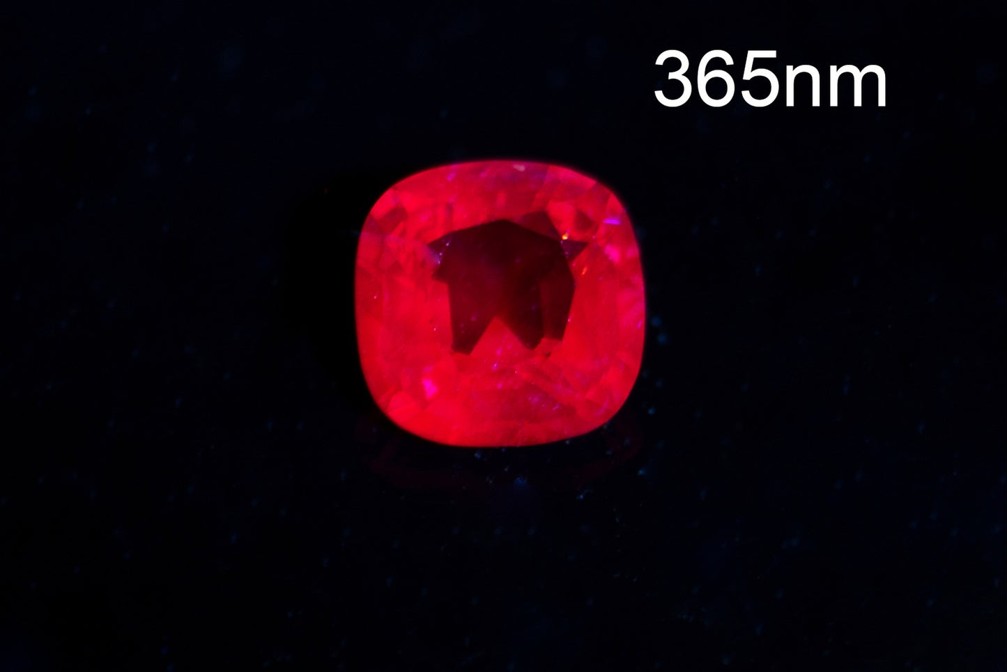 Розов шпинел 0.28ct 3.8mm cushion шлифовка силна флуоресценция