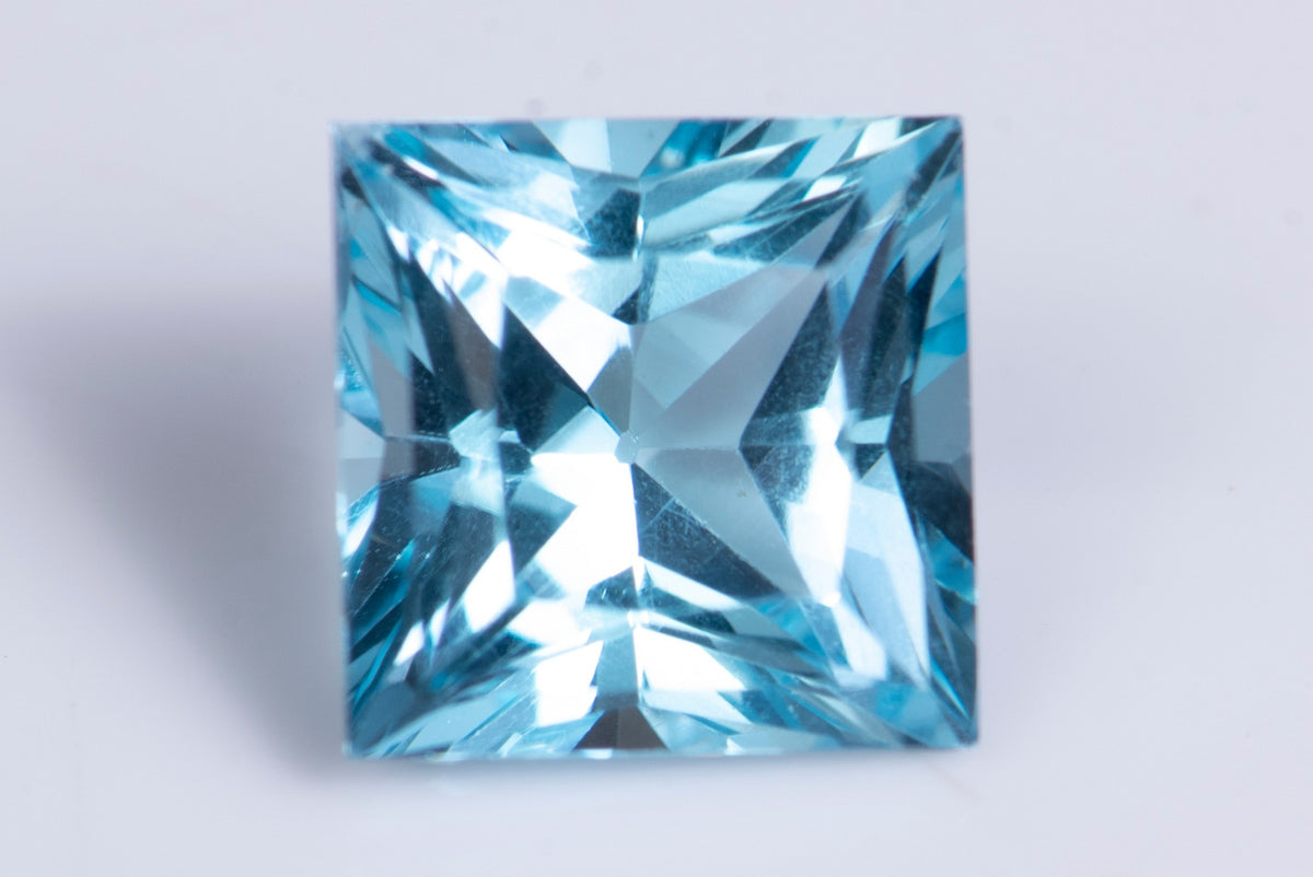 Естествен син топаз 3.86ct 8.6mm принцеса шлифовка