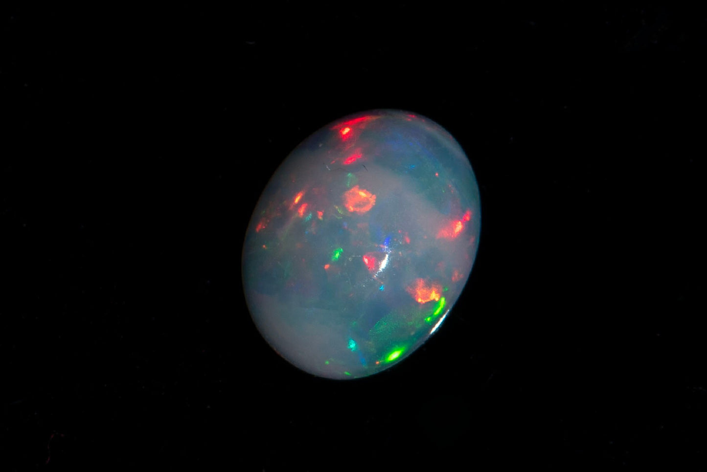 Етиопски опал овален кабошон 0.86ct