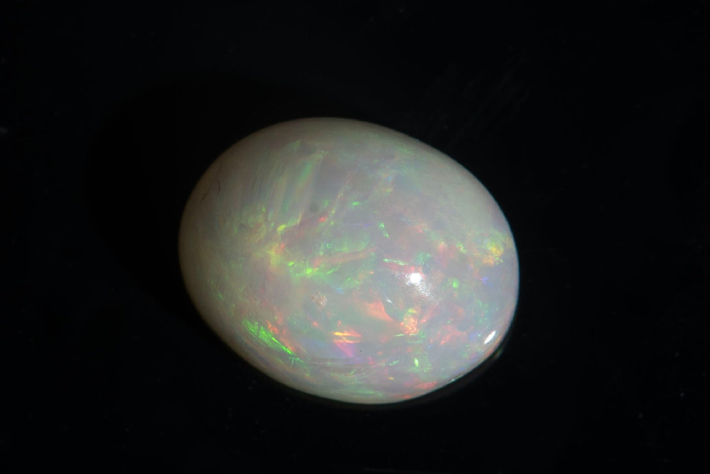 Етиопски опал овален кабошон 2.37ct
