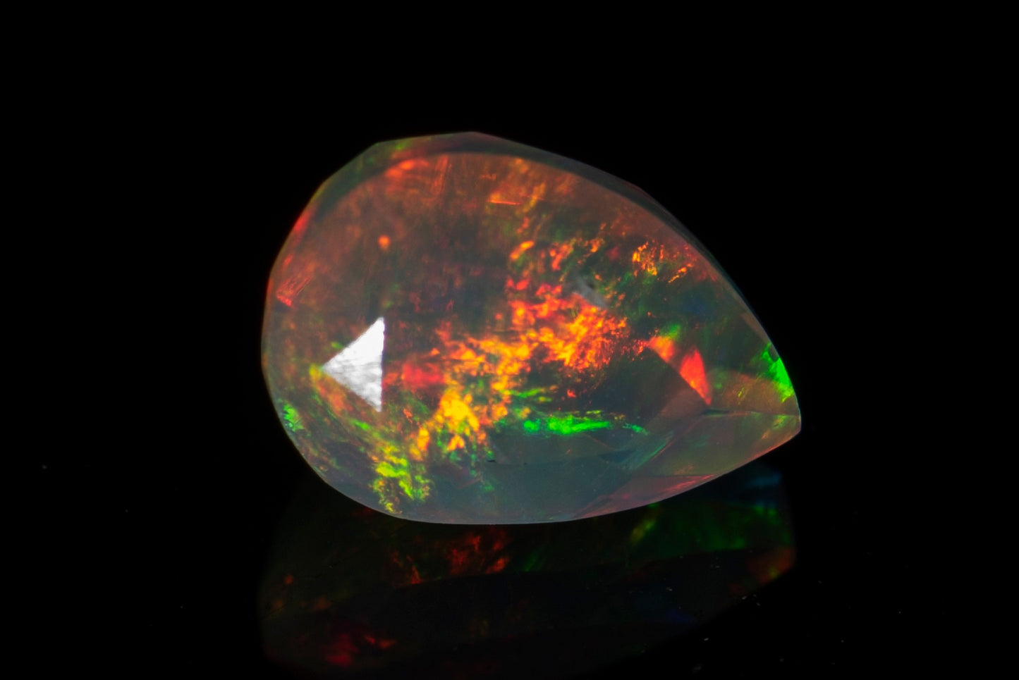Фасетиран етиопски опал 0.61ct, капковидна шлифовка