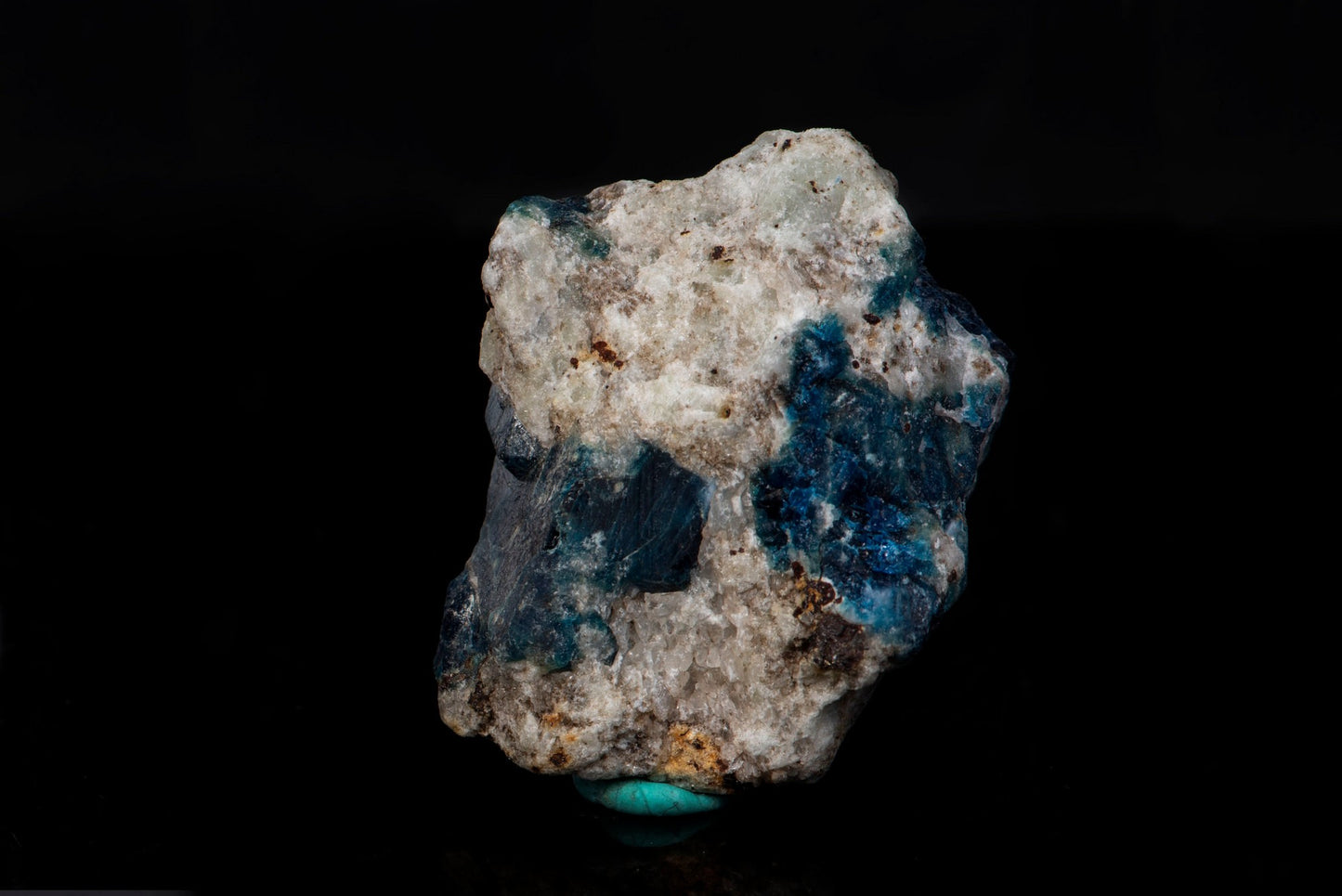 Fluorescent sodalite with lazurite 68g
