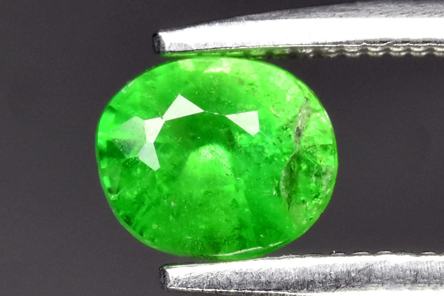 Естествен зелен гросулар гранат 0.50ct 5x4.3mm овална шлифовка