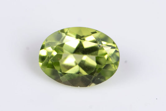 Green peridot 0.93ct 7x5mm oval cut