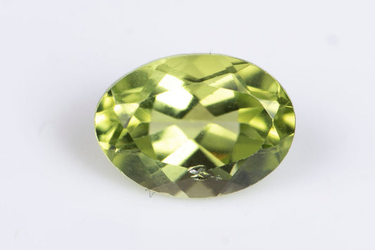Green peridot 0.94ct 7x5mm oval cut