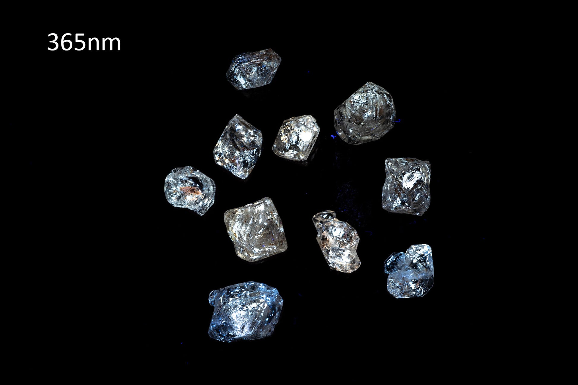 Natural petroleum quartz crystals lot 10pcs 28.7ct fluorescent UV reactive