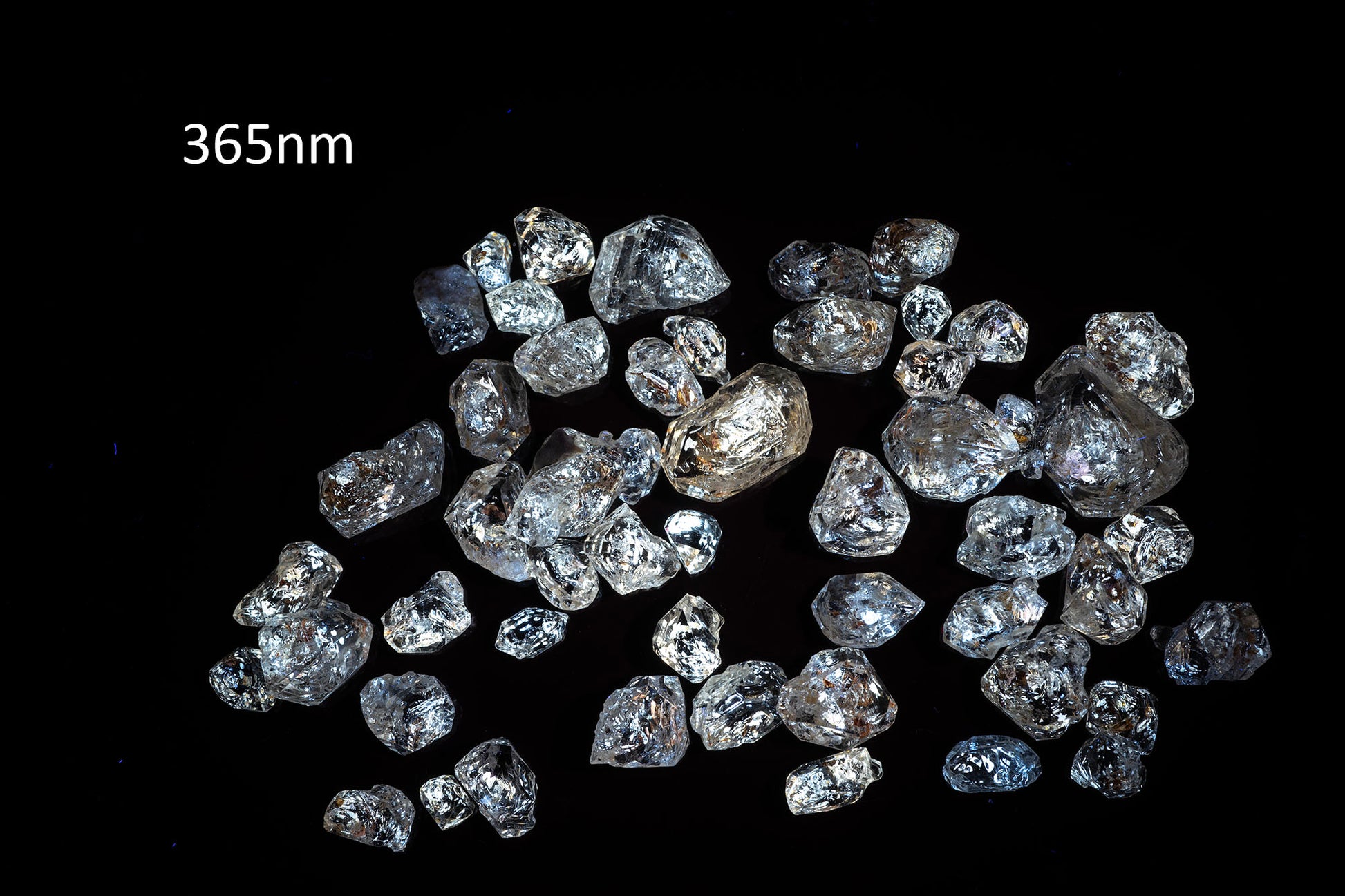 Natural petroleum quartz crystals lot 50pcs 96ct fluorescent UV reactive