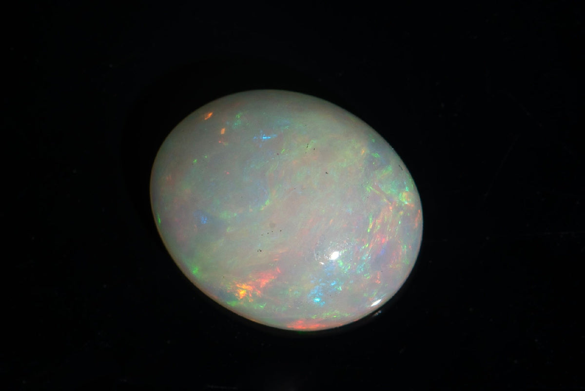 Естествен етиопски опал 3.16ct овален кабошон
