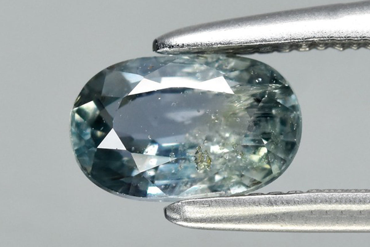 Естествен зеленикавосин ненагряван сапфир 0.70ct овална шлифовка 6x3.8mm