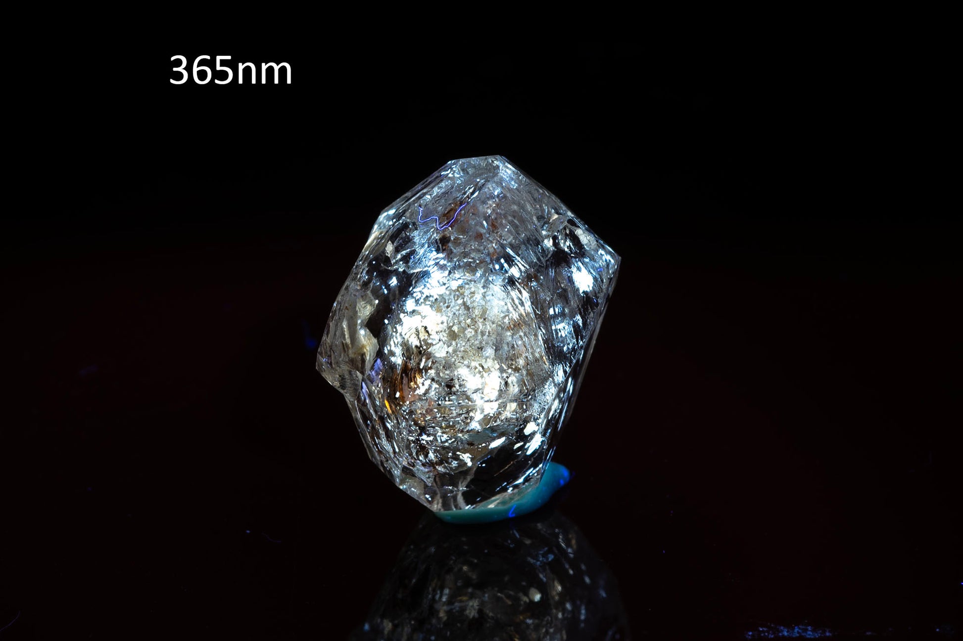 Natural petroleum quartz crystal 8.7ct fluorescent UV reactive loose gemstone