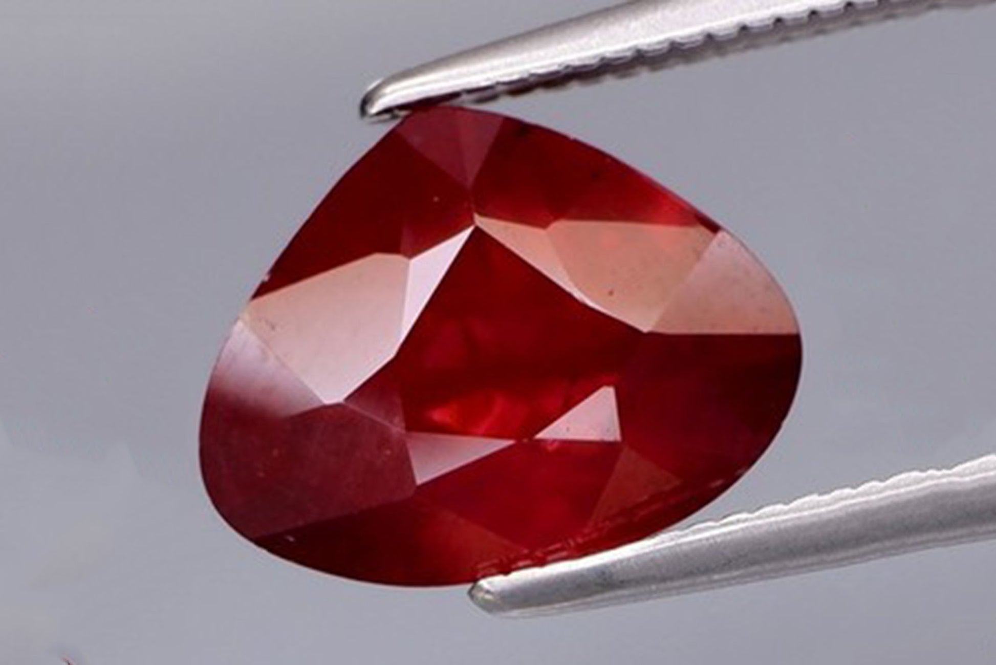 Natural rhodolite garnet 3.06ct teardrop cut loose gemstone for jewelry