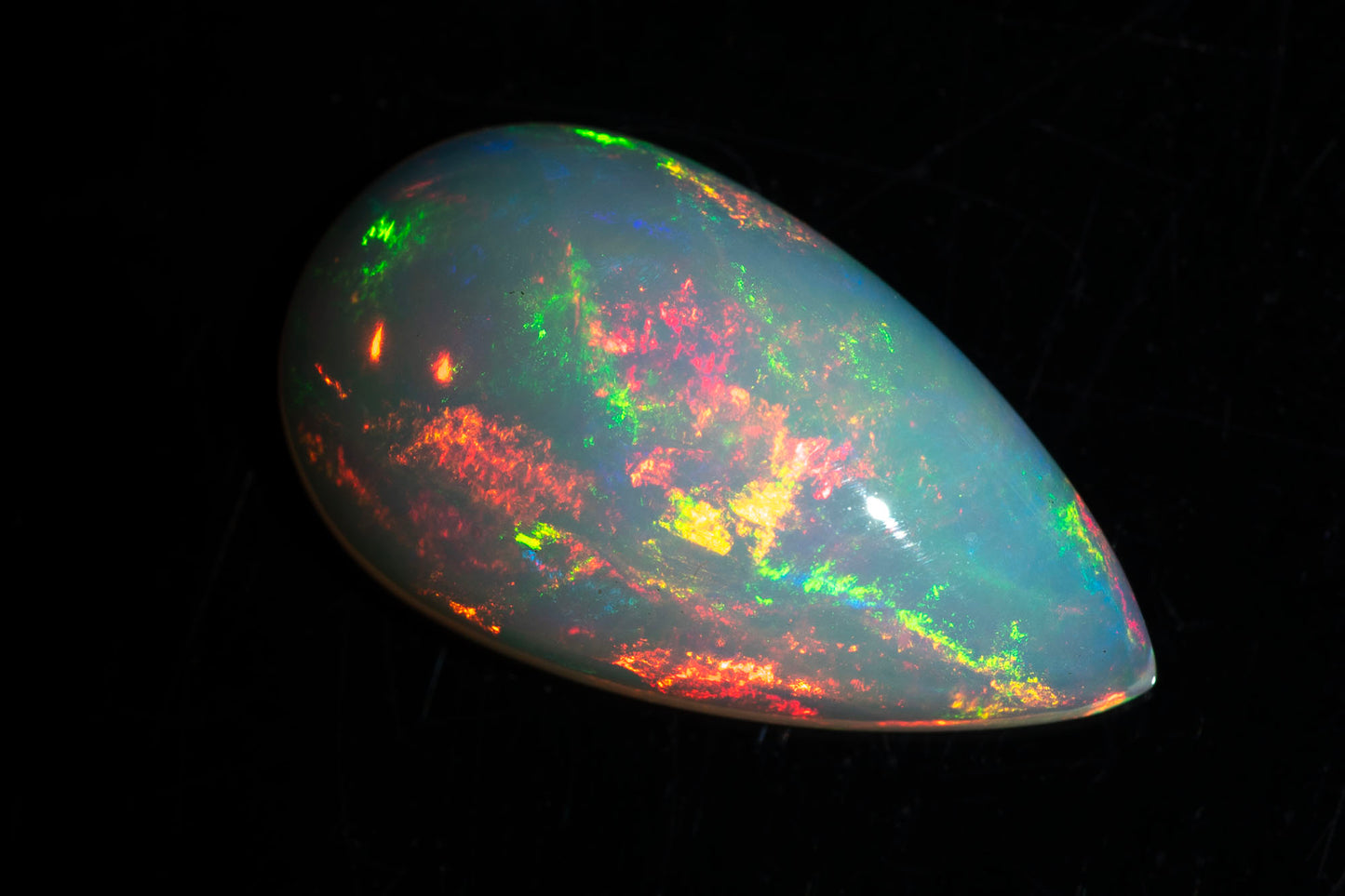 Естествен етиопски опал 3.74ct капка кабошон