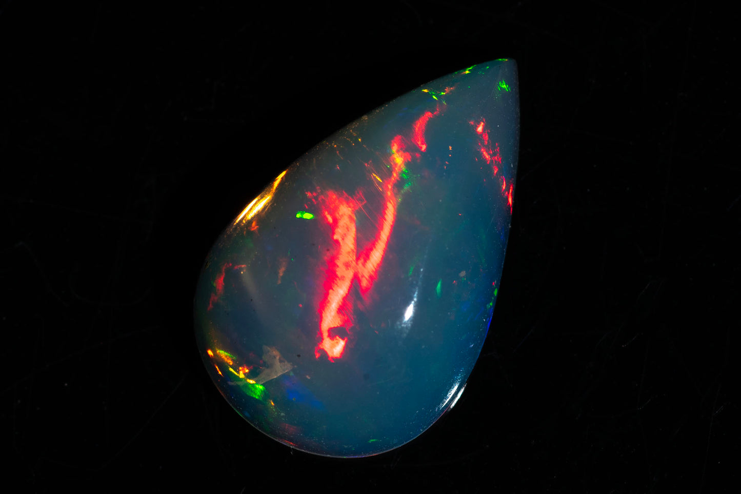 Прозрачен Естествен етиопски опал 2.90ct капка кабошон