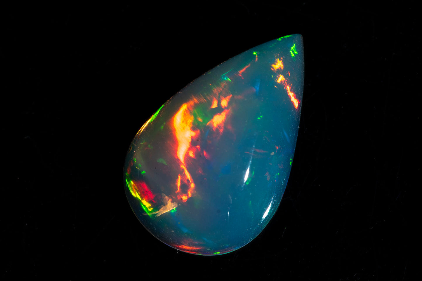 Прозрачен Естествен етиопски опал 2.90ct капка кабошон