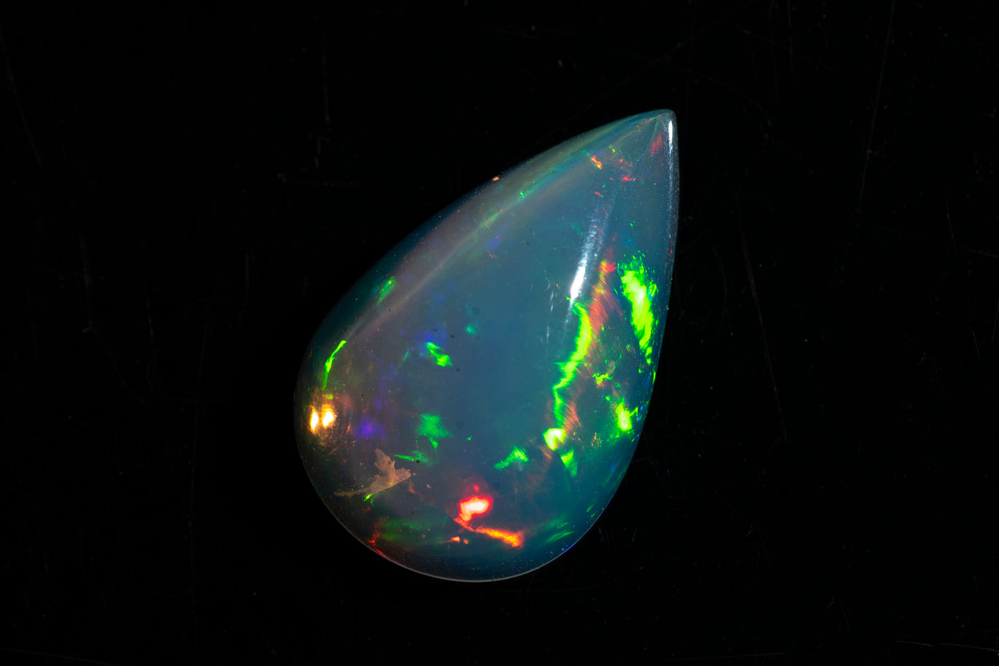 Прозрачен Естествен етиопски опал 2.90ct капка кабошон