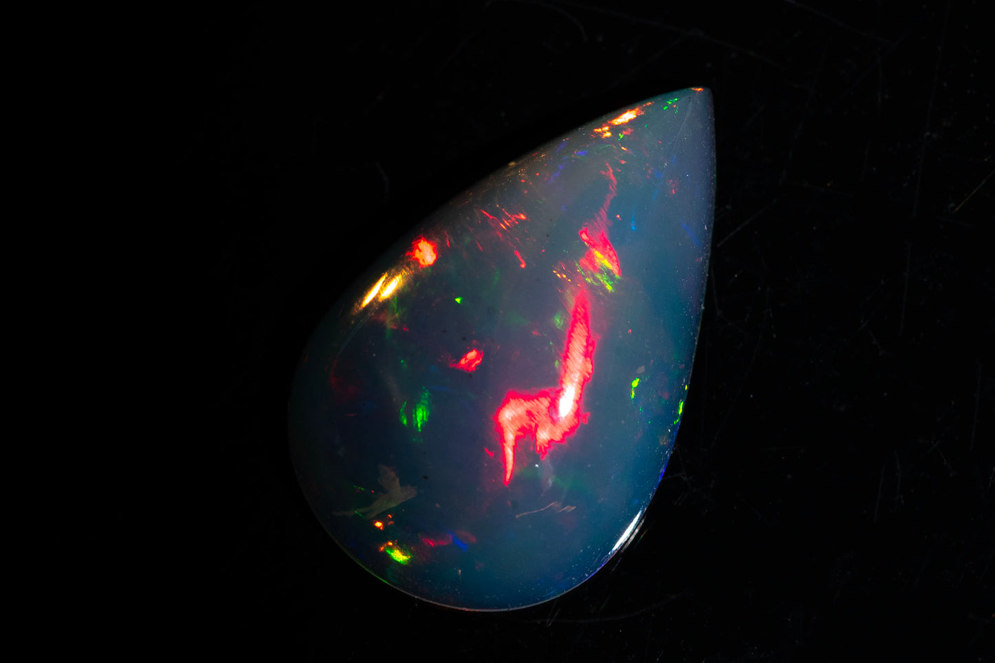 Прозрачен Естествен етиопски опал 2.90ct капка кабошон