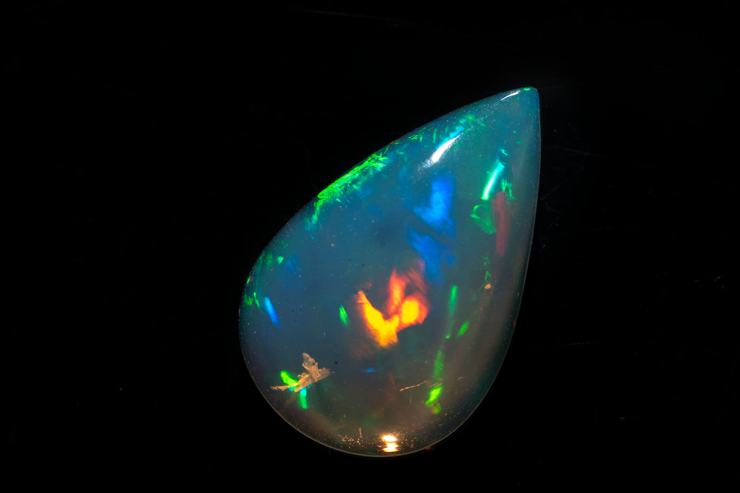 Прозрачен Естествен етиопски опал 2.90ct капка кабошон