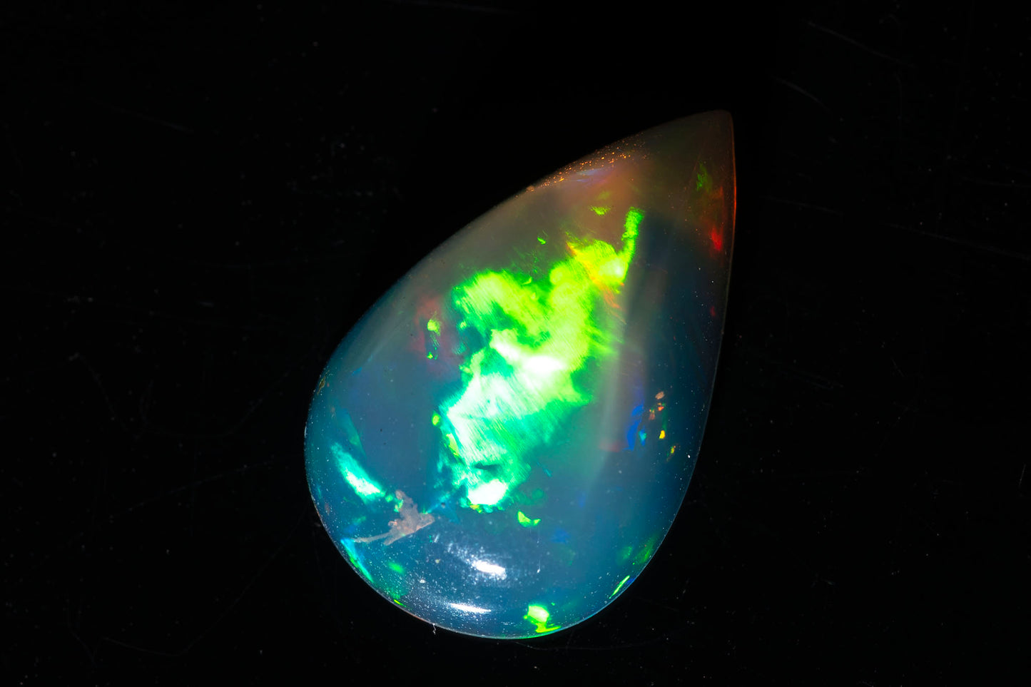 Прозрачен Естествен етиопски опал 2.90ct капка кабошон