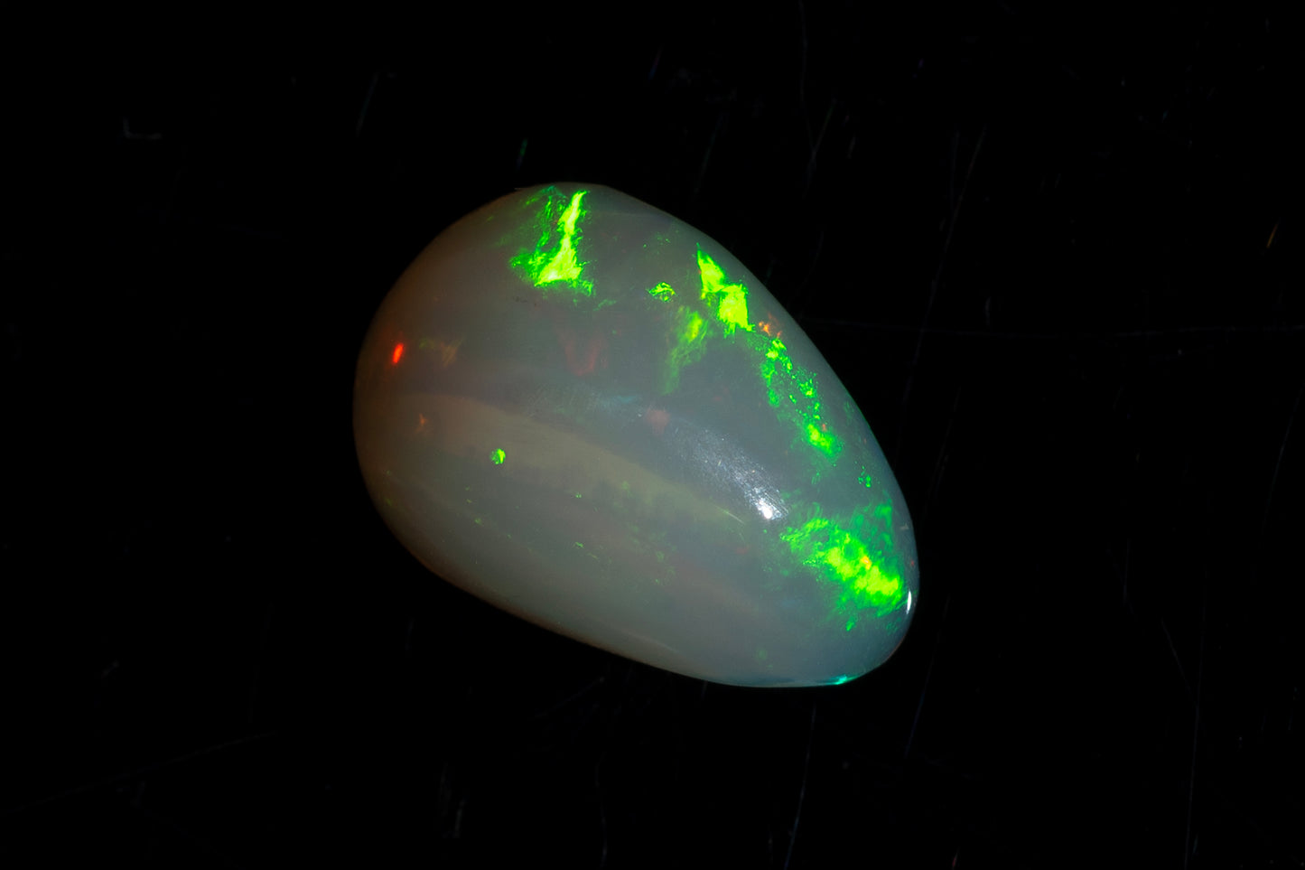 Австралийски бял опал 2.69ct капка кабошон