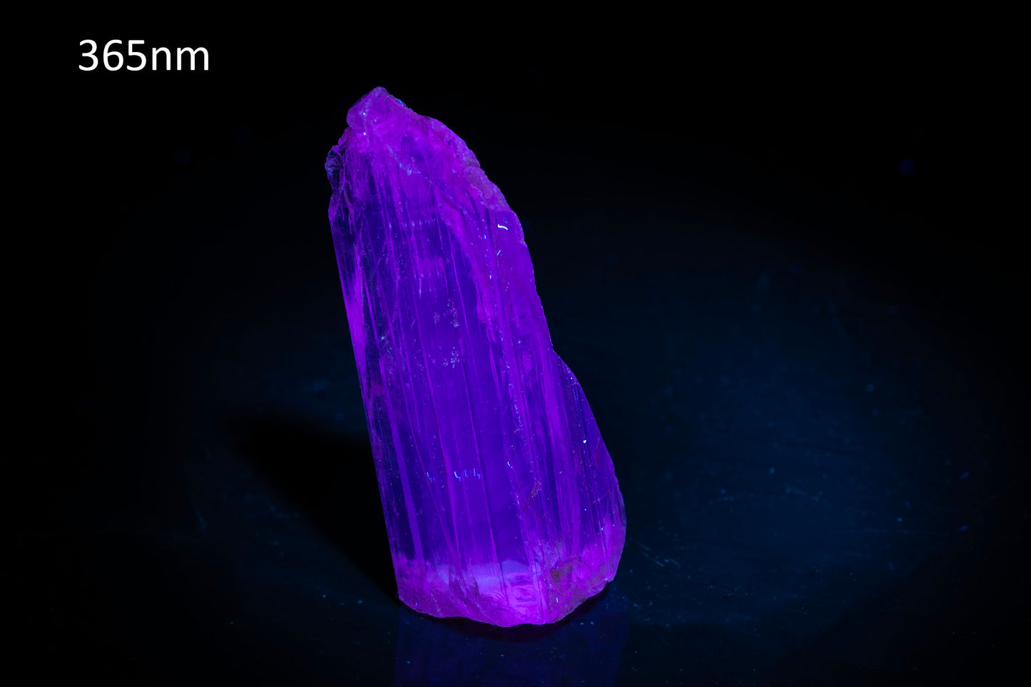 Fluorescent scapolite crystal 16.1ct