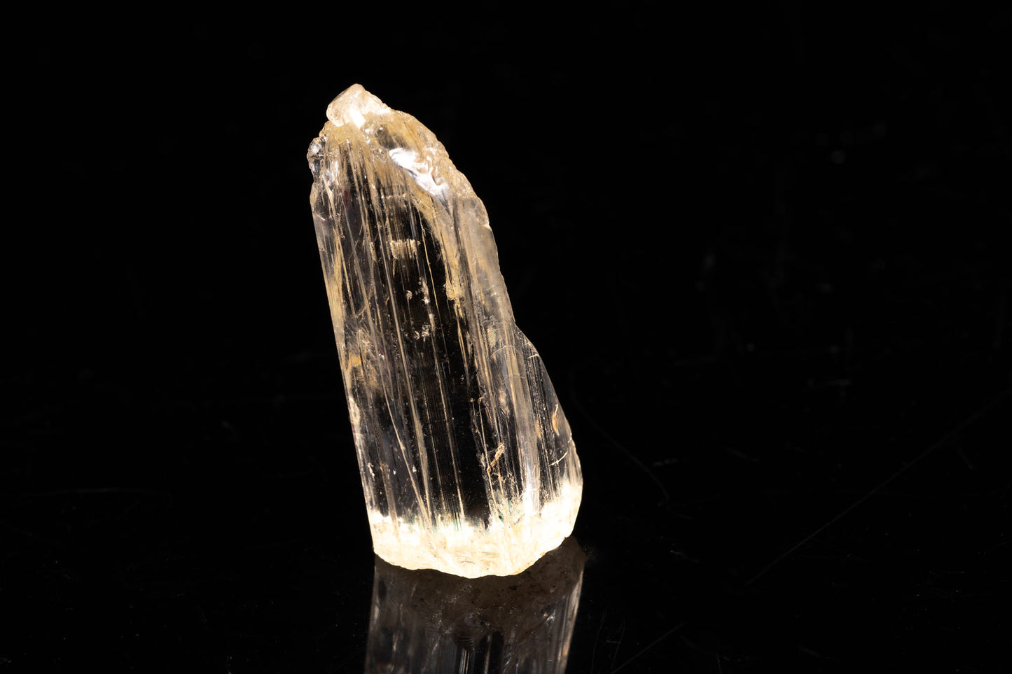 Fluorescent scapolite crystal 16.1ct