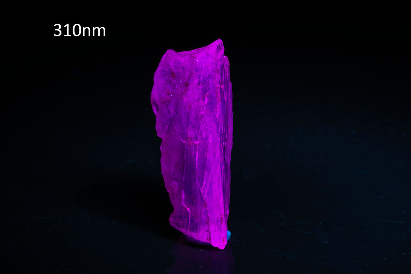 Fluorescent scapolite crystal 12.8ct