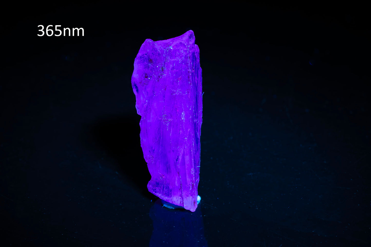 Fluorescent scapolite crystal 12.8ct