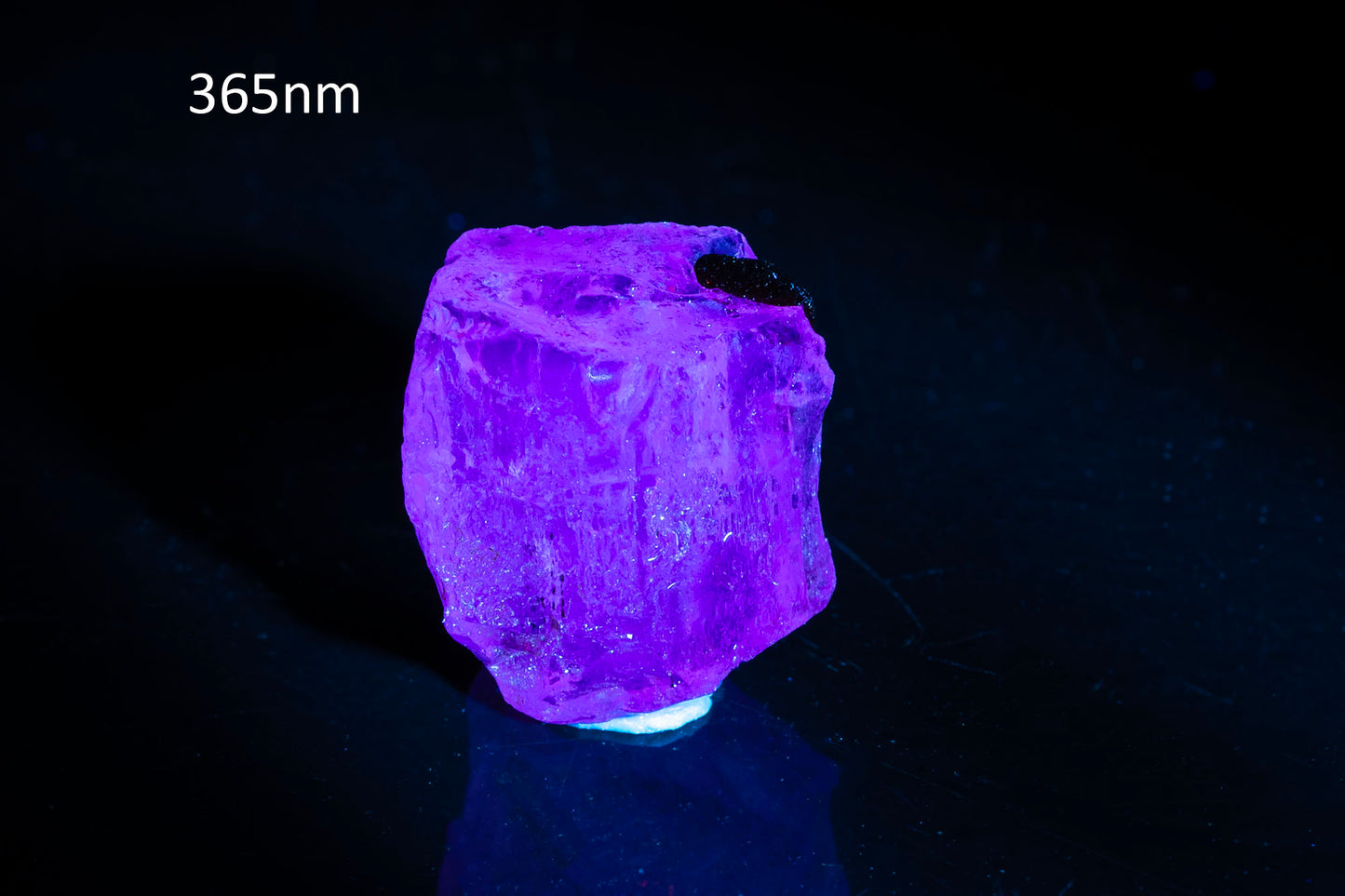 Fluorescent scapolite crystal 14.7ct