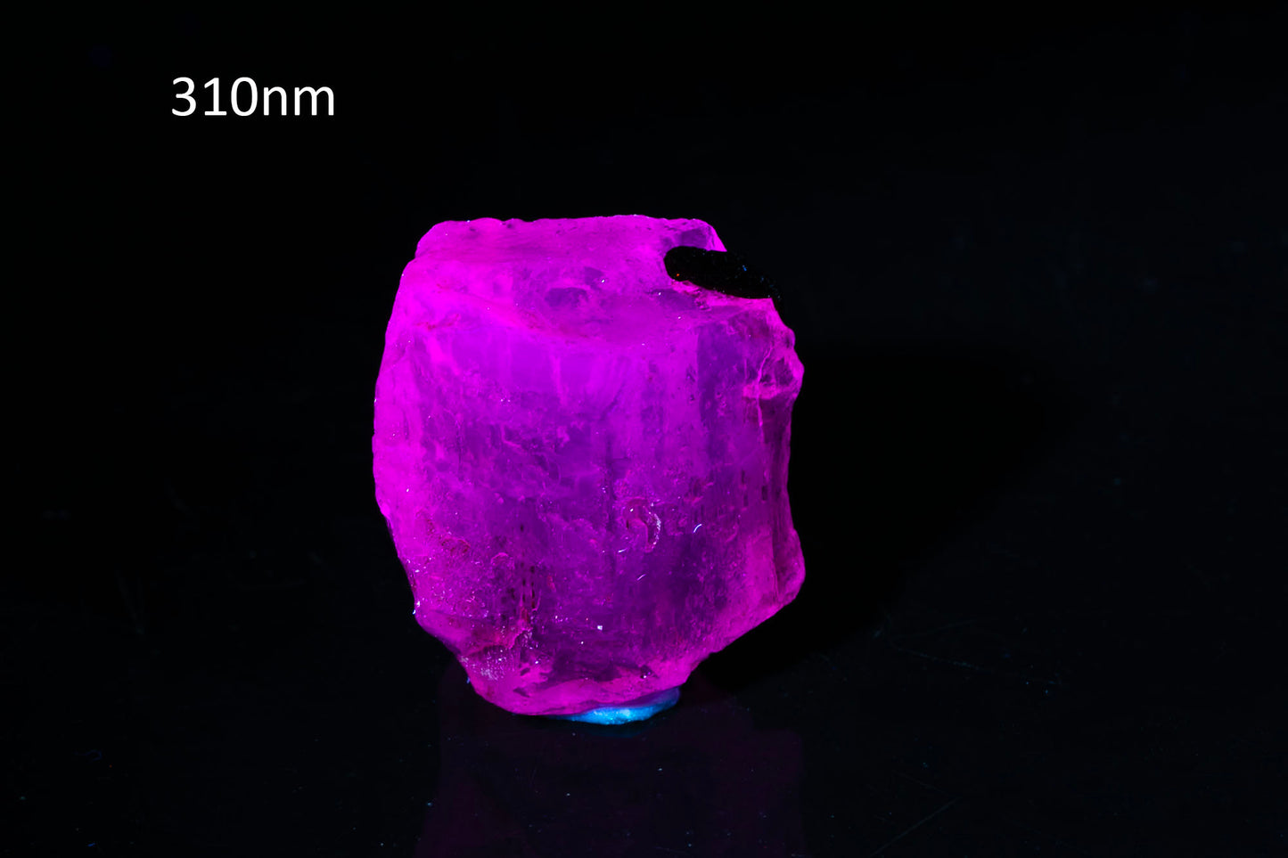 Fluorescent scapolite crystal 14.7ct