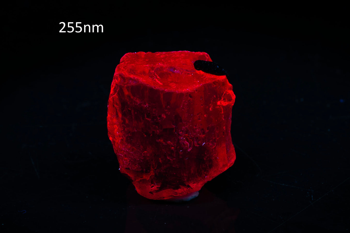 Fluorescent scapolite crystal 14.7ct