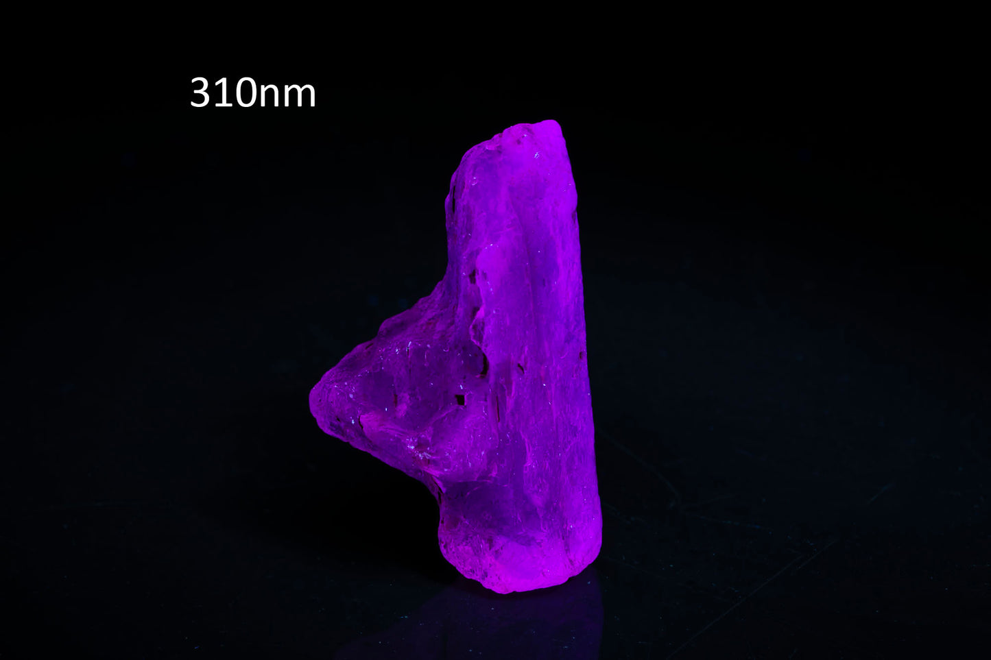 Fluorescent scapolite crystal 16.5ct