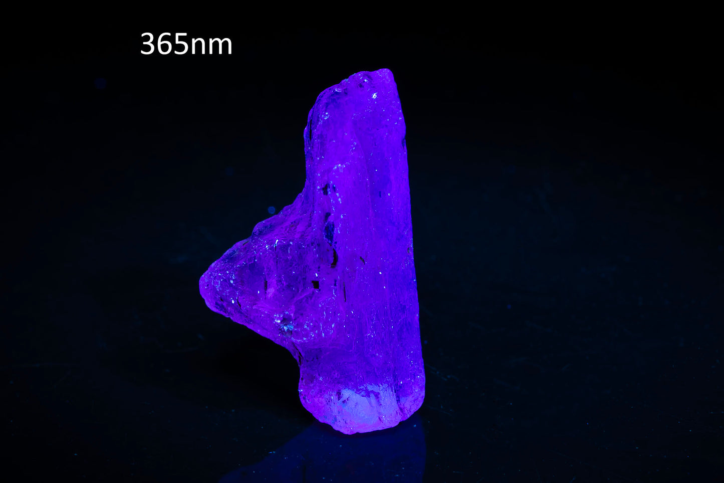 Fluorescent scapolite crystal 16.5ct