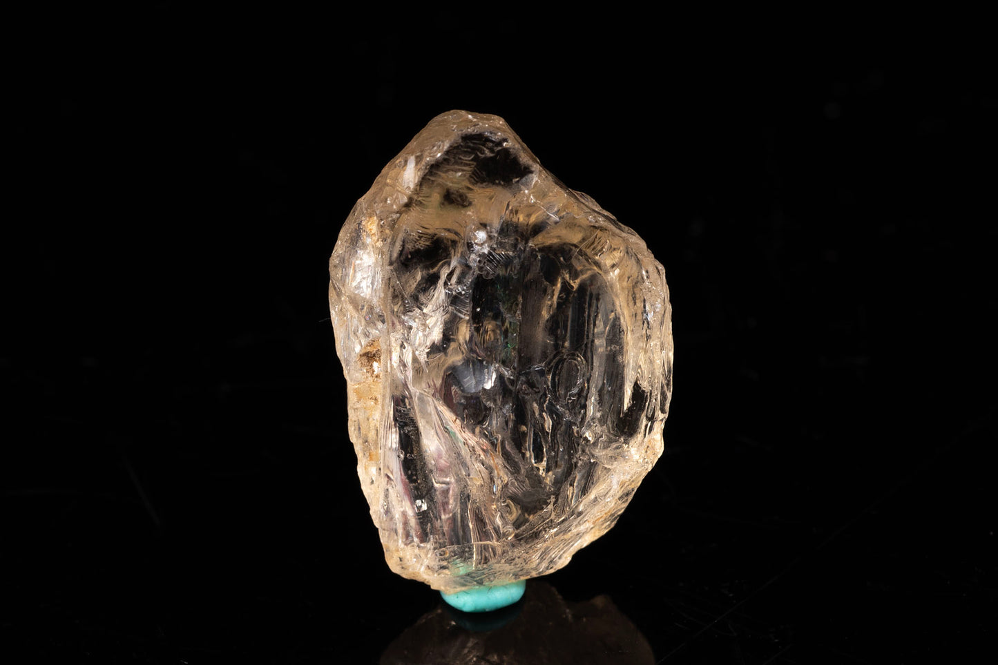 Fluorescent scapolite crystal 20.7ct