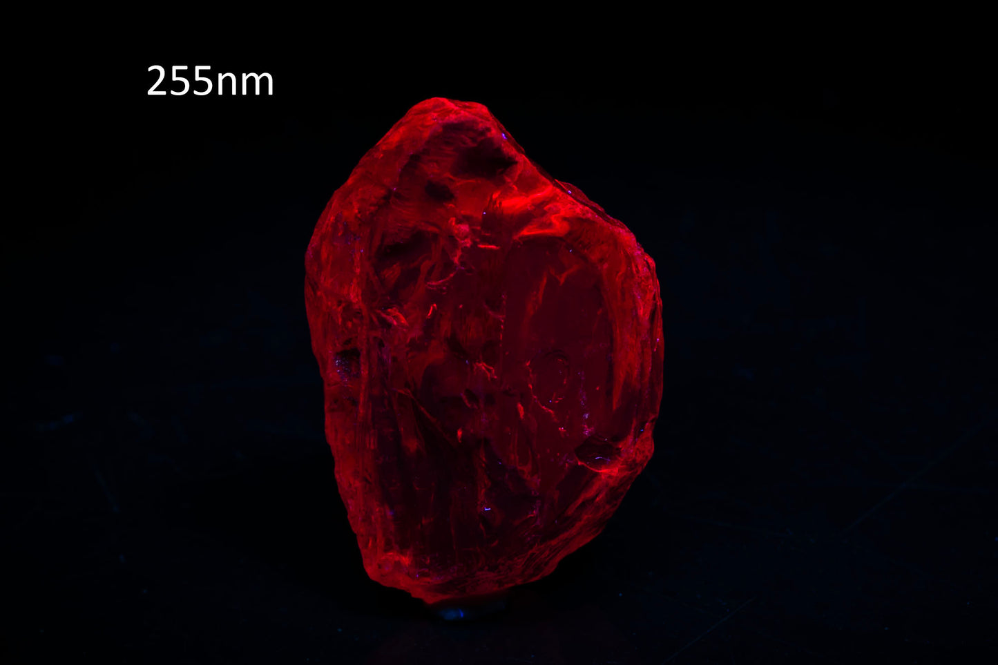 Fluorescent scapolite crystal 20.7ct