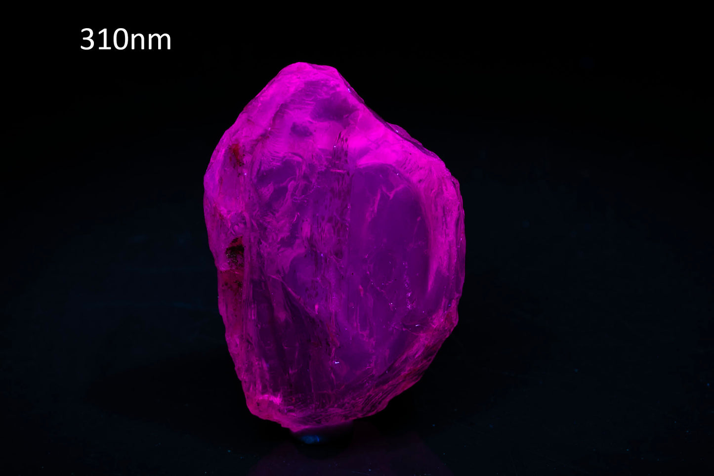 Fluorescent scapolite crystal 20.7ct