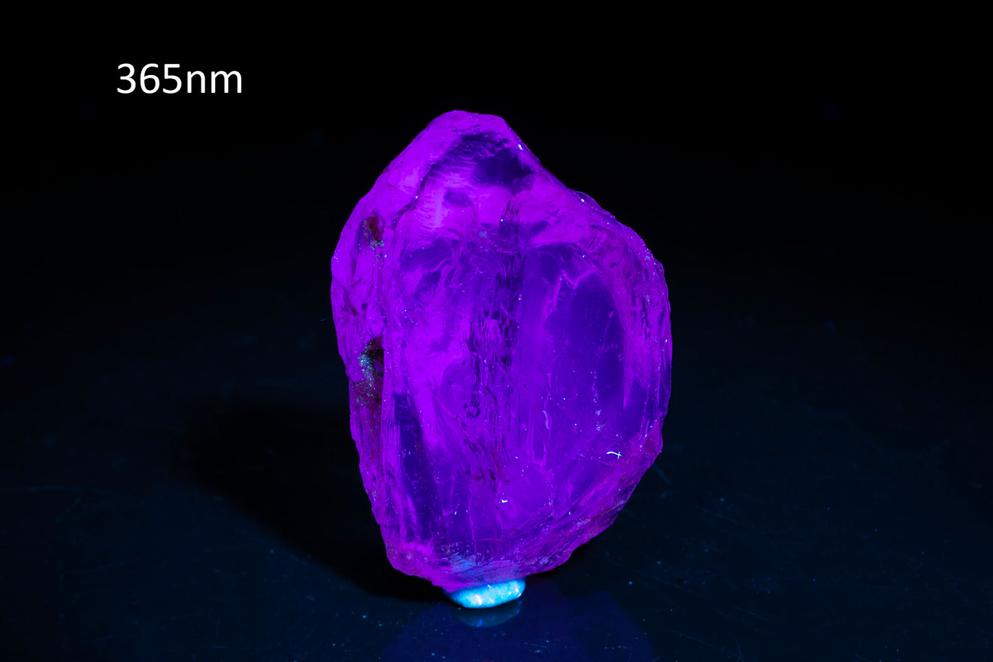 Fluorescent scapolite crystal 20.7ct