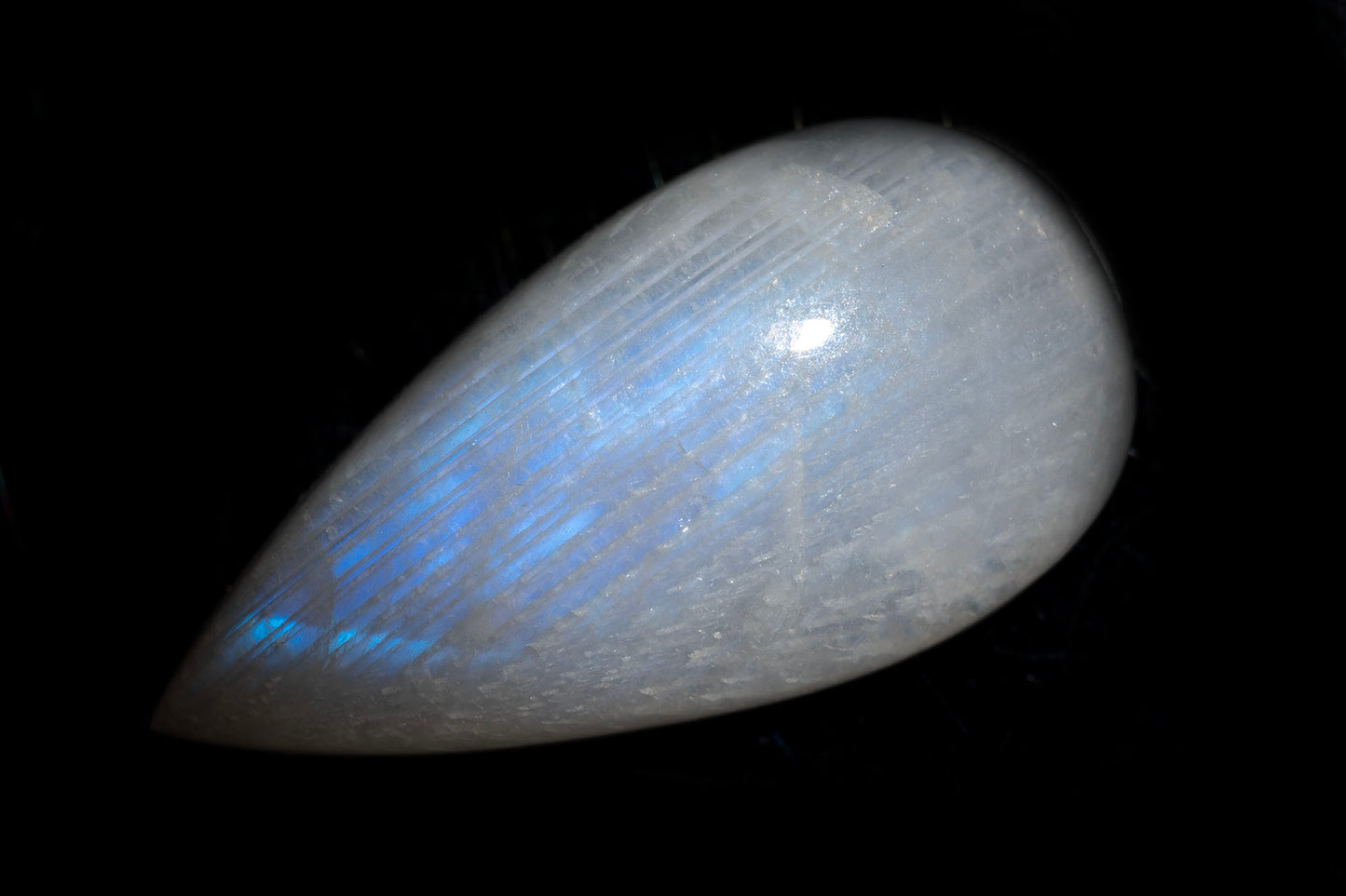 Лунно камък 15.90ct капка кабошон