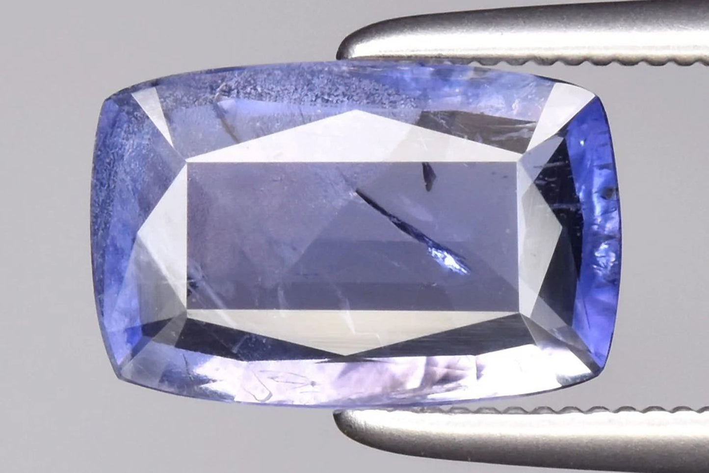 Естествен виолетов йолит 1.36ct 9.5x6mm cushion шлифовка