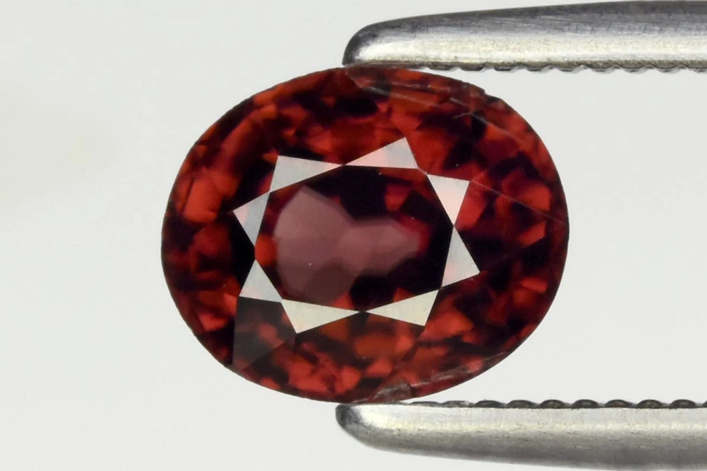 Естествен розов циркон 1.41ct 6.3x5.2mm VS нетретиран овална шлифовка