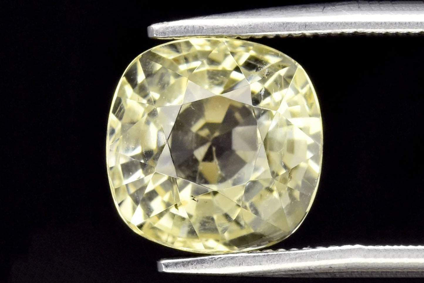 Естествен жълт скаполит 2.51ct 8m3mm cushion шлифовка