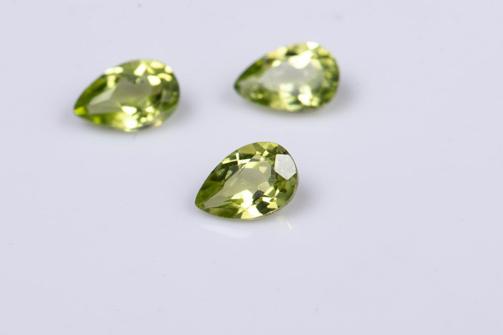 Peridot teardop 6x4mm - price for 1 piece