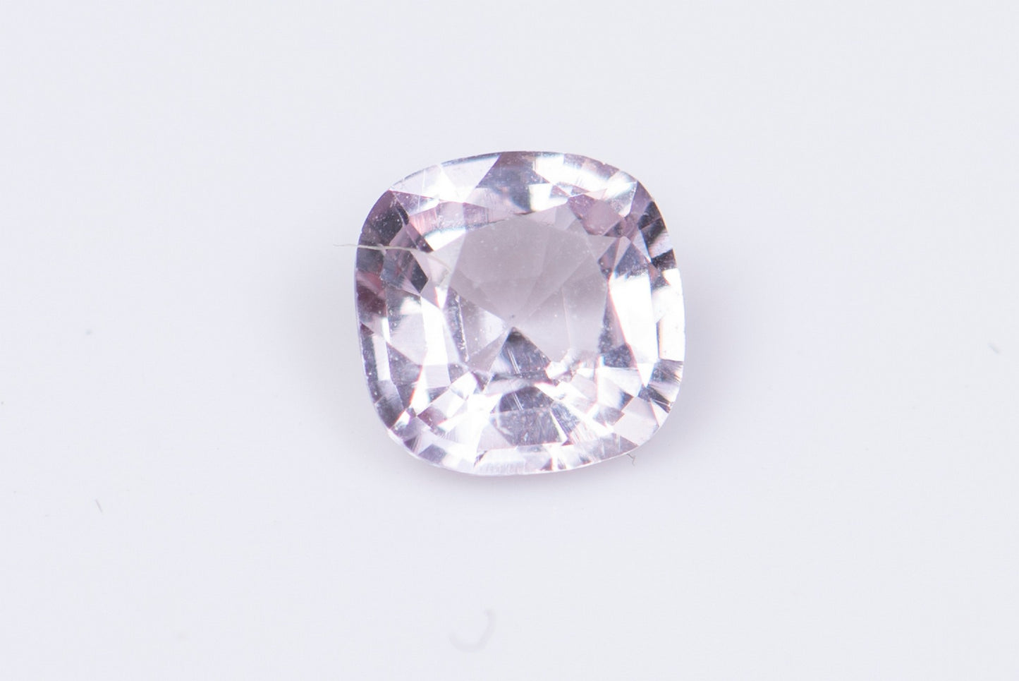 Розов шпинел 0.28ct 3.8mm cushion шлифовка силна флуоресценция