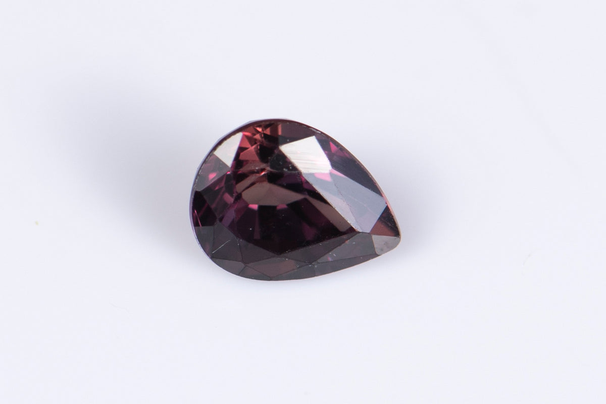 Естествен лилав сапфир 0.65ct VVS, нетретиран, капковидна шлифовка