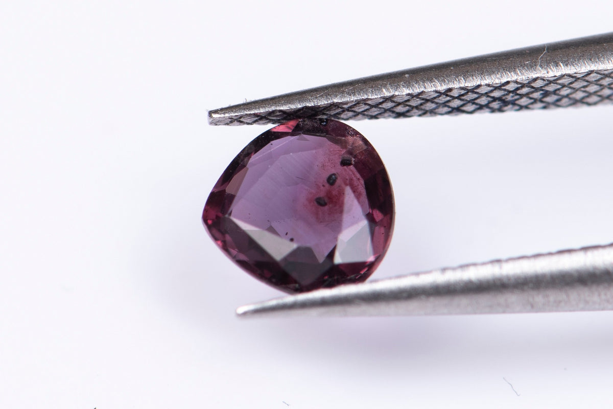 Естествен лилав сапфир 0.46ct, нетретиран, капковидна шлифовка