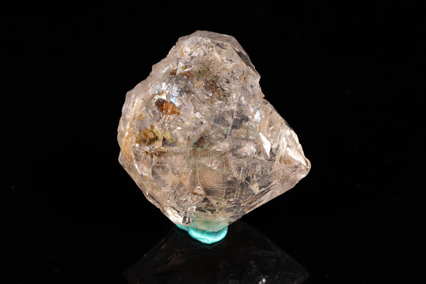 Petroleum quartz crystal 29.8ct fluorescent