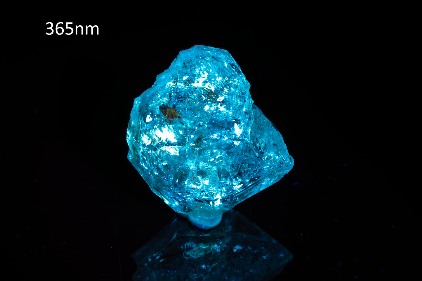 Petroleum quartz crystal 29.8ct fluorescent