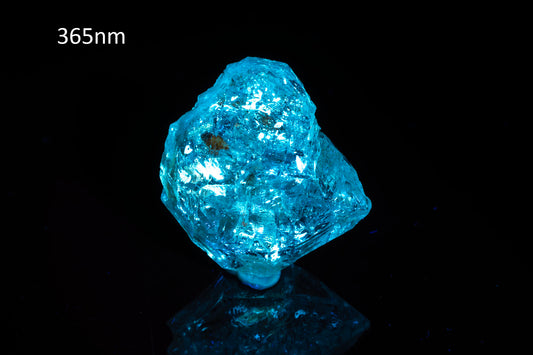 Petroleum quartz crystal 29.8ct fluorescent