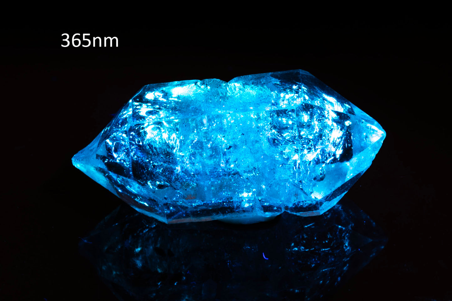 Petroleum quartz crystal 8.4ct fluorescent